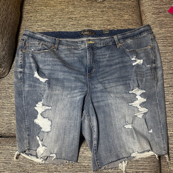 Torrid Boyfriend Bermuda Vintage Stretch Mid-Rise Short - Picture 2 of 6